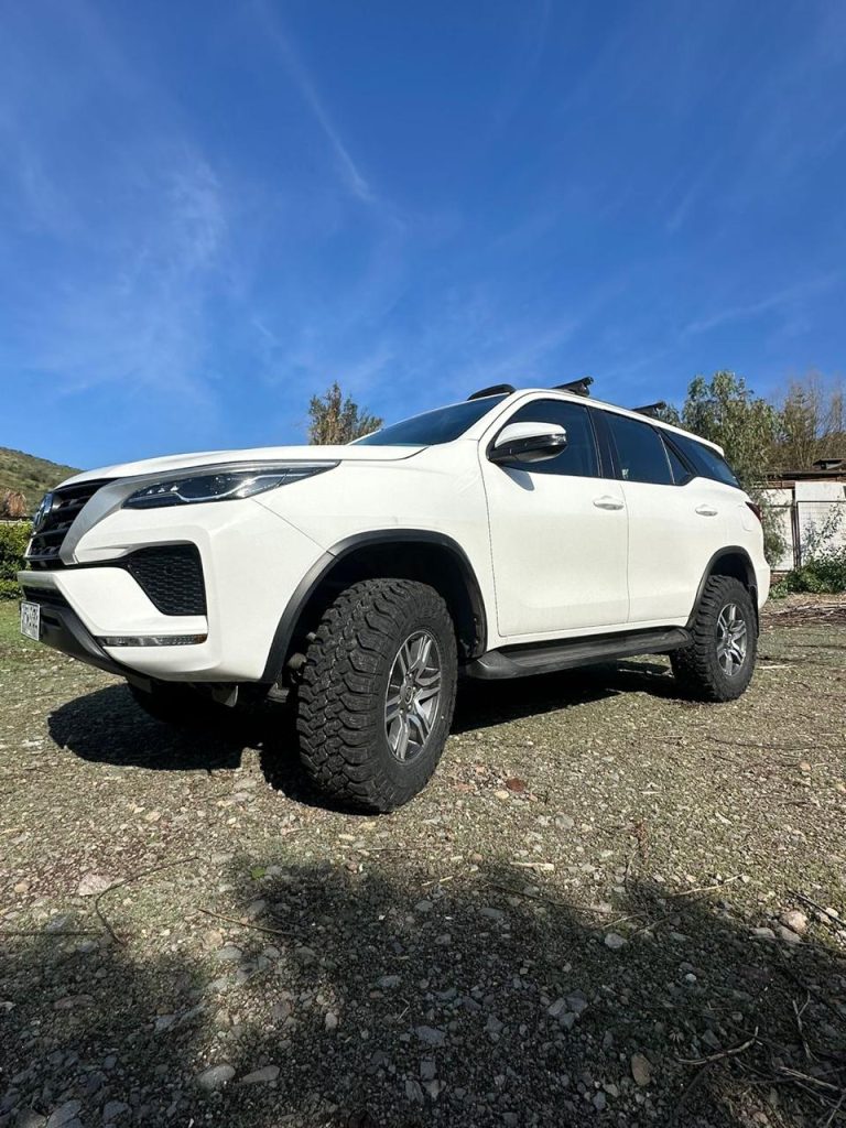 Levante con suspensión de 2" adelante, 1,5" atrás para esta Toyota Fortuner. Suspensión Rancho Quicklift RS9000XL