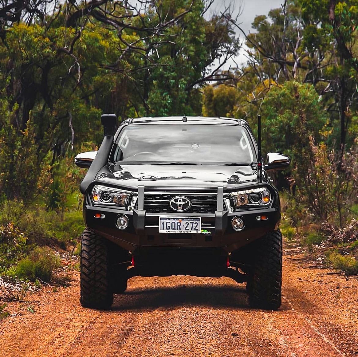Toyota Hilux Revo con suspensión Ironman4x4, disponible en Talleroffroad.cl. Potencia tu Hilux para conquistar cualquier terreno en Chile con mayor resistencia y control off-road.