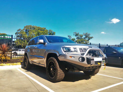 Jeep Grand Cherokee WK2 con suspensión Ironman4x4 Nitro Gas, diseñada para mejorar el rendimiento off-road en terrenos exigentes. Disponible en Talleroffroad.cl.